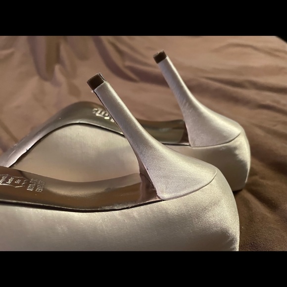 Nina Gold Open-Toed Heels with Broach Gem - Picture 4 of 6